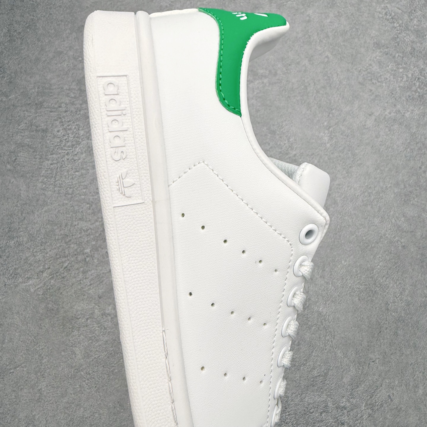 AD Originals Stan Smith 史密斯经典小白鞋板鞋一、基础信息• 官方名称：Stan 