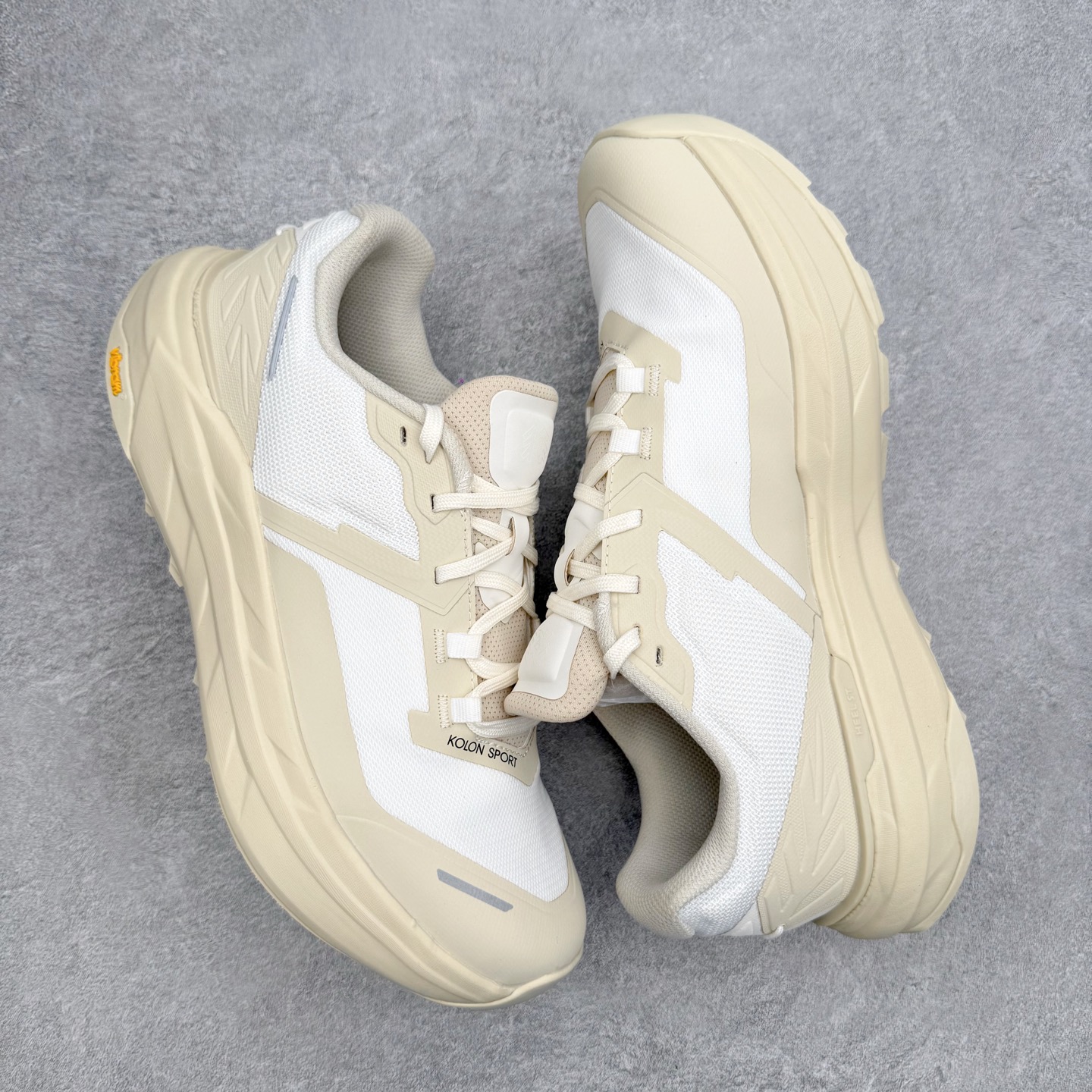 KOLON SPORT 可隆Vibram大底全黑户外徒步登山鞋产品概述本款为可隆户外系列低帮专业徒步鞋，