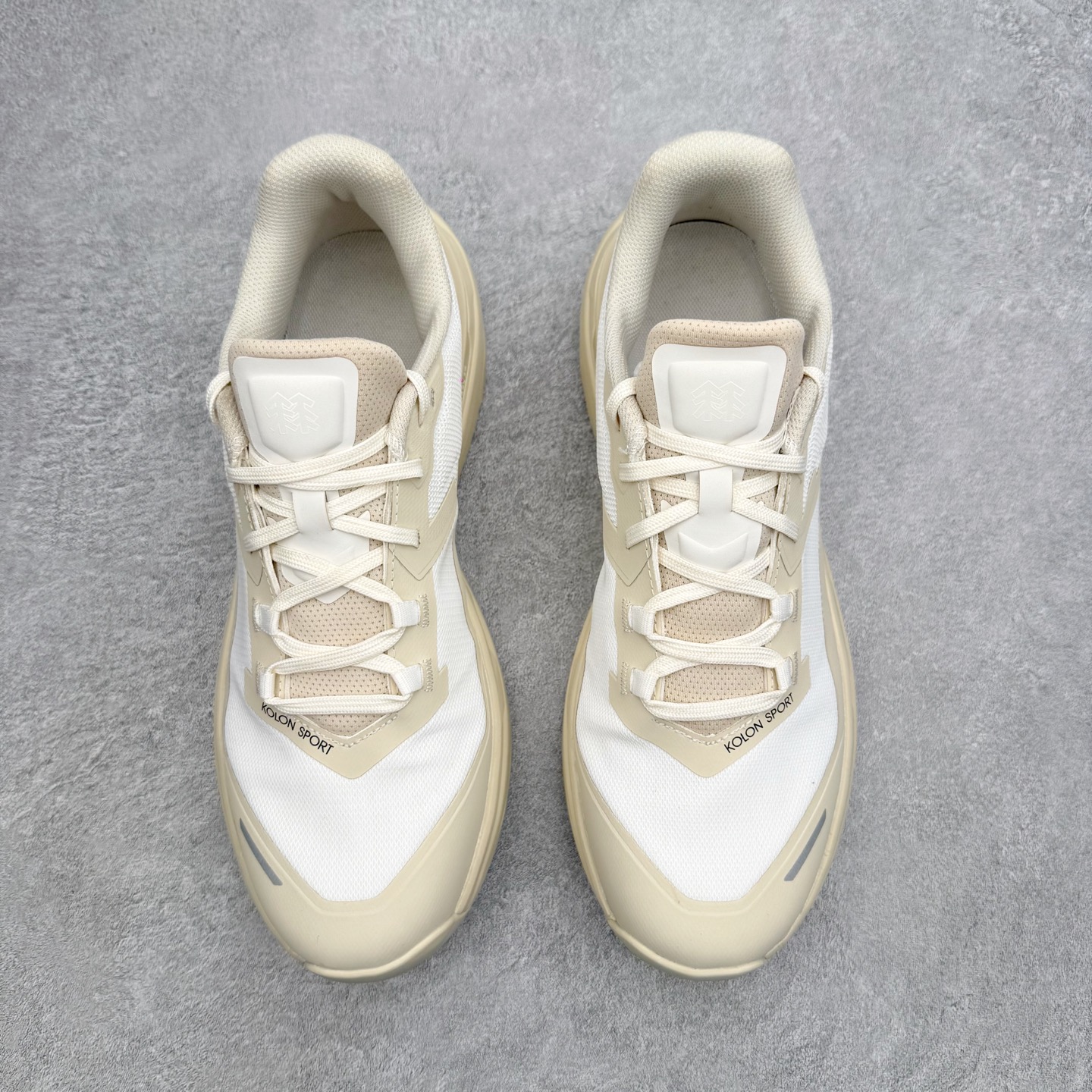 KOLON SPORT 可隆Vibram大底全黑户外徒步登山鞋产品概述本款为可隆户外系列低帮专业徒步鞋，