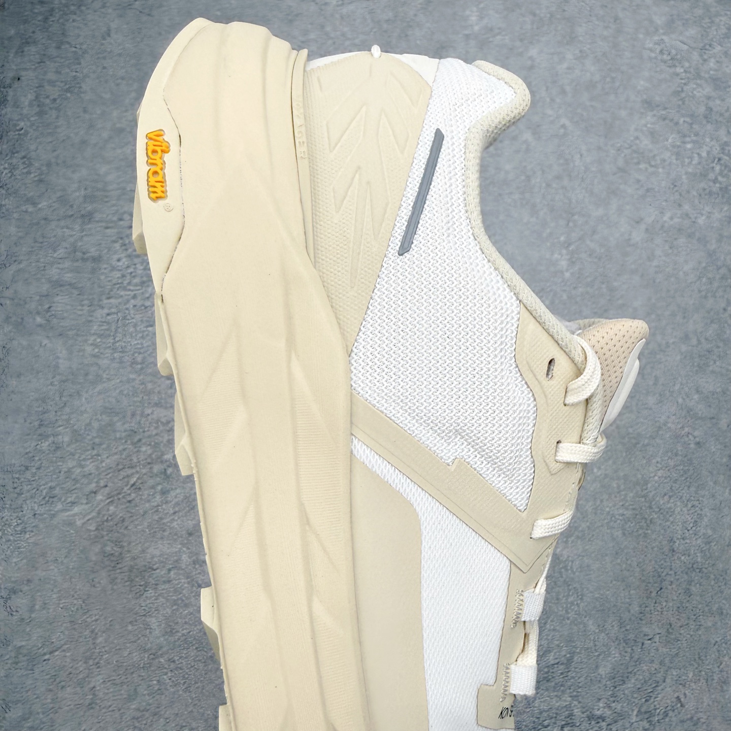 KOLON SPORT 可隆Vibram大底全黑户外徒步登山鞋产品概述本款为可隆户外系列低帮专业徒步鞋，