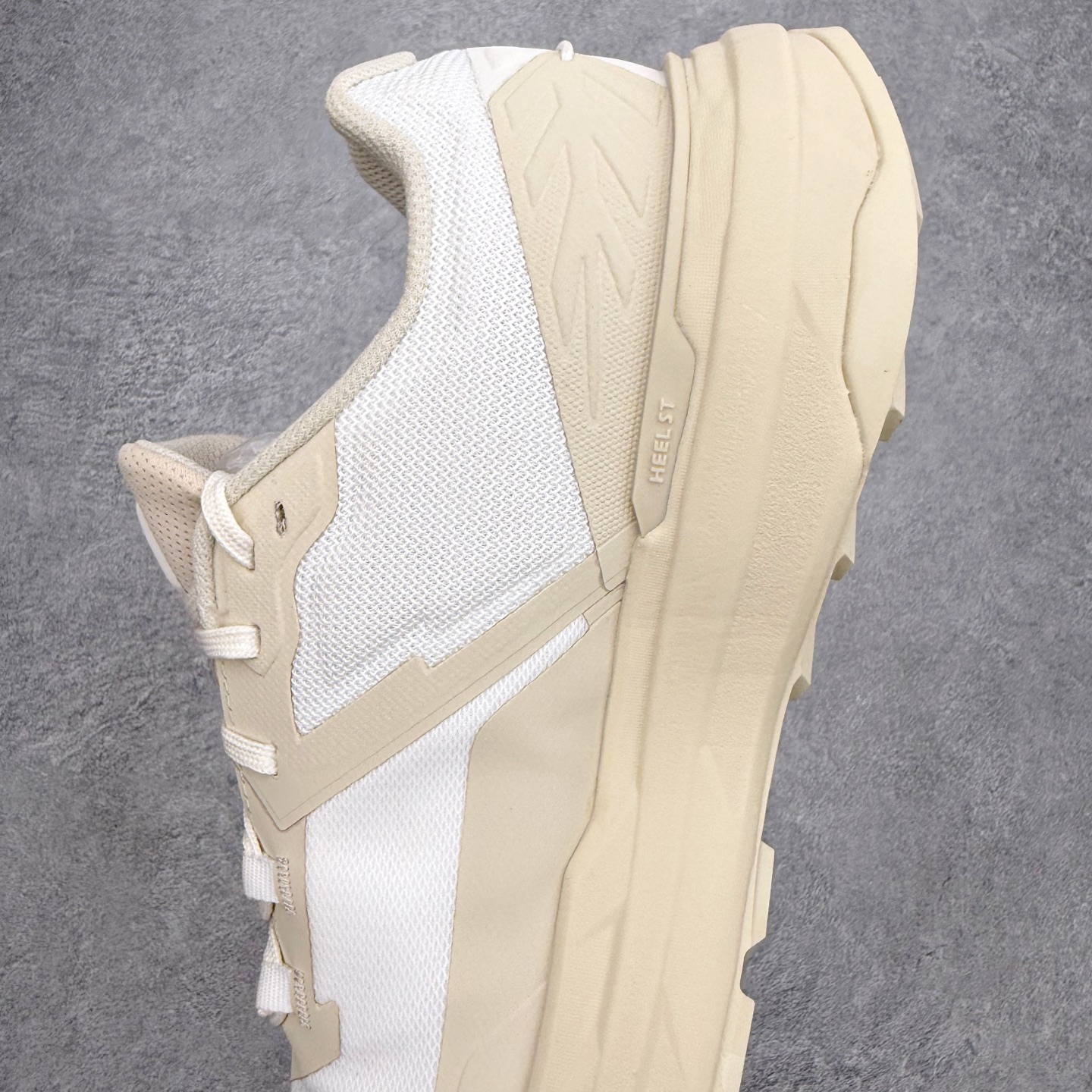 KOLON SPORT 可隆Vibram大底全黑户外徒步登山鞋产品概述本款为可隆户外系列低帮专业徒步鞋，