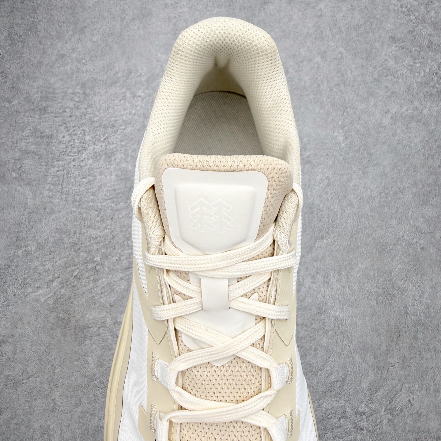KOLON SPORT 可隆Vibram大底全黑户外徒步登山鞋产品概述本款为可隆户外系列低帮专业徒步鞋，