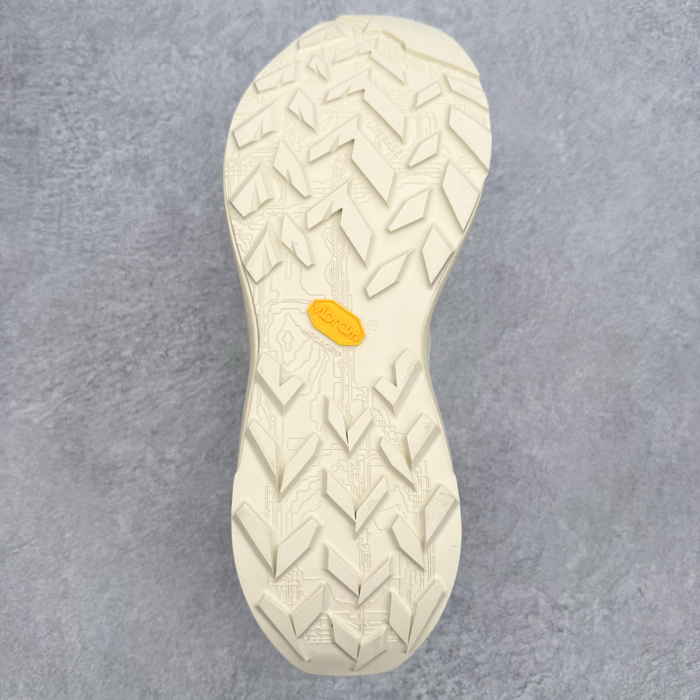 KOLON SPORT 可隆Vibram大底全黑户外徒步登山鞋产品概述本款为可隆户外系列低帮专业徒步鞋，
