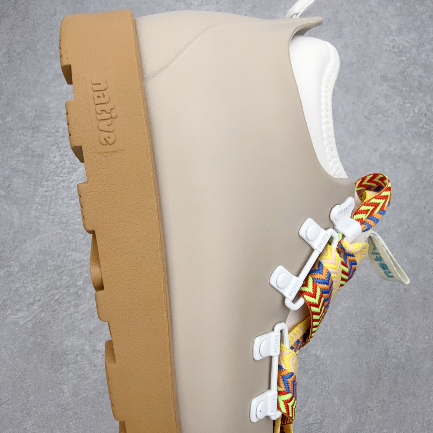 Native复古高帮登山欧包靴一、产品概述本款为加拿大环保鞋履品牌Native推出的秋冬高帮户外休闲靴, Native复古高帮登山欧包靴一、产品概述本款为加拿大环保鞋履品牌Native推出的秋冬高帮户外休闲靴,