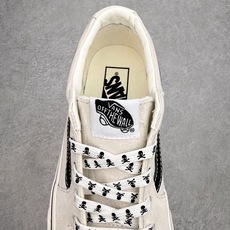 Vans Sk8-Low 骷髅限定💀鞋身采用米灰麂皮拼接帆布材质鞋带印满骷髅骨头纹样呼应鞋侧围条环绕连续 Vans Sk8-Low 骷髅限定💀鞋身采用米灰麂皮拼接帆布材质鞋带印满骷髅骨头纹样呼应鞋侧围条环绕连续