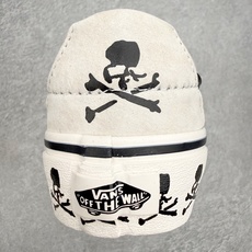 Vans Sk8-Low 骷髅限定💀鞋身采用米灰麂皮拼接帆布材质鞋带印满骷髅骨头纹样呼应鞋侧围条环绕连续 Vans Sk8-Low 骷髅限定💀鞋身采用米灰麂皮拼接帆布材质鞋带印满骷髅骨头纹样呼应鞋侧围条环绕连续