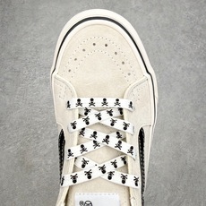 Vans Sk8-Low 骷髅限定💀鞋身采用米灰麂皮拼接帆布材质鞋带印满骷髅骨头纹样呼应鞋侧围条环绕连续 Vans Sk8-Low 骷髅限定💀鞋身采用米灰麂皮拼接帆布材质鞋带印满骷髅骨头纹样呼应鞋侧围条环绕连续