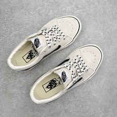 Vans Sk8-Low 骷髅限定💀鞋身采用米灰麂皮拼接帆布材质鞋带印满骷髅骨头纹样呼应鞋侧围条环绕连续 Vans Sk8-Low 骷髅限定💀鞋身采用米灰麂皮拼接帆布材质鞋带印满骷髅骨头纹样呼应鞋侧围条环绕连续