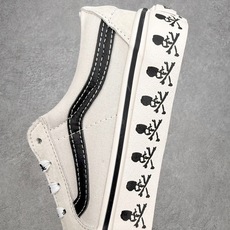 Vans Sk8-Low 骷髅限定💀鞋身采用米灰麂皮拼接帆布材质鞋带印满骷髅骨头纹样呼应鞋侧围条环绕连续 Vans Sk8-Low 骷髅限定💀鞋身采用米灰麂皮拼接帆布材质鞋带印满骷髅骨头纹样呼应鞋侧围条环绕连续
