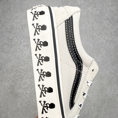 Vans Sk8-Low 骷髅限定💀鞋身采用米灰麂皮拼接帆布材质鞋带印满骷髅骨头纹样呼应鞋侧围条环绕连续 Vans Sk8-Low 骷髅限定💀鞋身采用米灰麂皮拼接帆布材质鞋带印满骷髅骨头纹样呼应鞋侧围条环绕连续