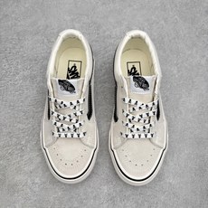 Vans Sk8-Low 骷髅限定💀鞋身采用米灰麂皮拼接帆布材质鞋带印满骷髅骨头纹样呼应鞋侧围条环绕连续 Vans Sk8-Low 骷髅限定💀鞋身采用米灰麂皮拼接帆布材质鞋带印满骷髅骨头纹样呼应鞋侧围条环绕连续