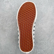 Vans Sk8-Low 骷髅限定💀鞋身采用米灰麂皮拼接帆布材质鞋带印满骷髅骨头纹样呼应鞋侧围条环绕连续 Vans Sk8-Low 骷髅限定💀鞋身采用米灰麂皮拼接帆布材质鞋带印满骷髅骨头纹样呼应鞋侧围条环绕连续