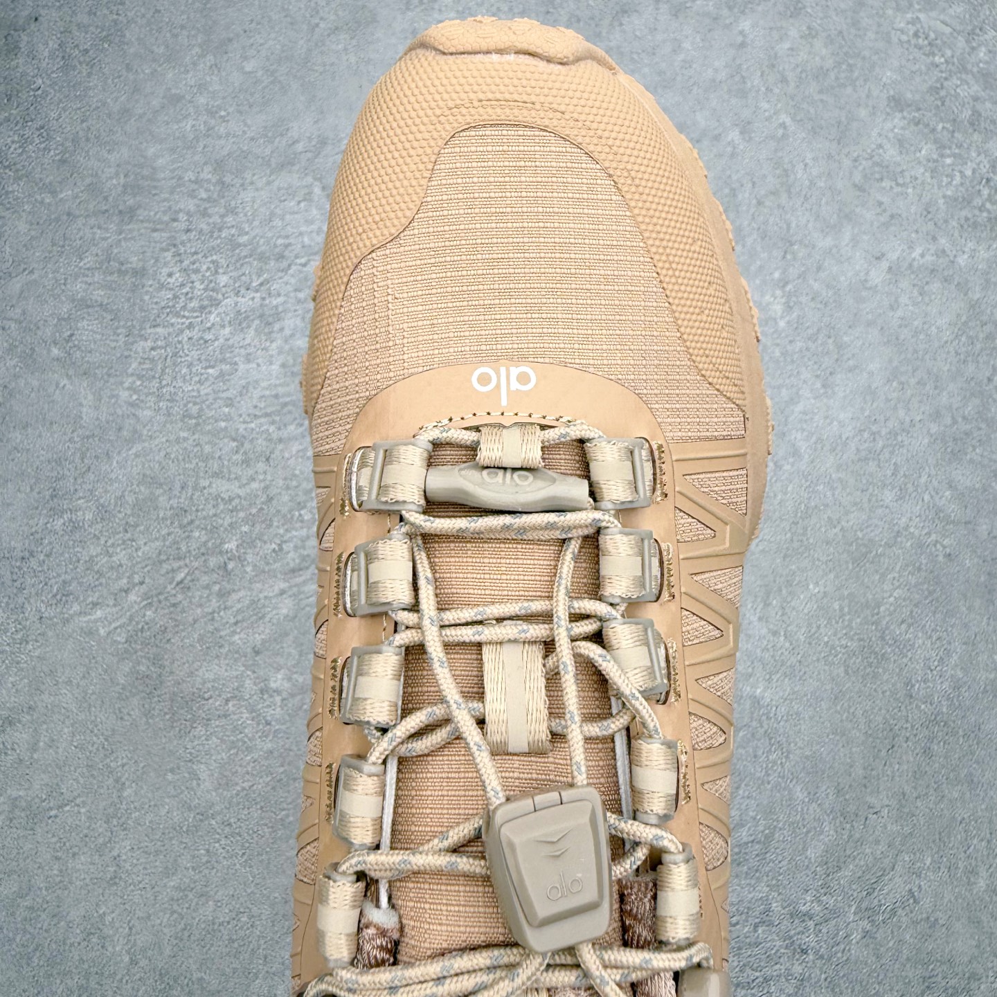 alo yoga Trail 百搭舒适越野跑鞋 男女通用 品牌故事Alo Yoga于2007年创立于洛杉