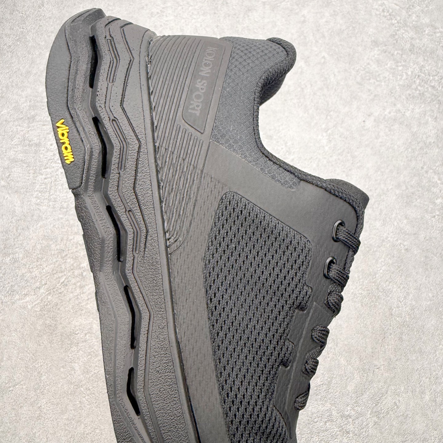 KOLON SPORT 可隆Vibram大底全黑户外徒步登山鞋产品概述本款为可隆户外系列低帮专业徒步鞋，