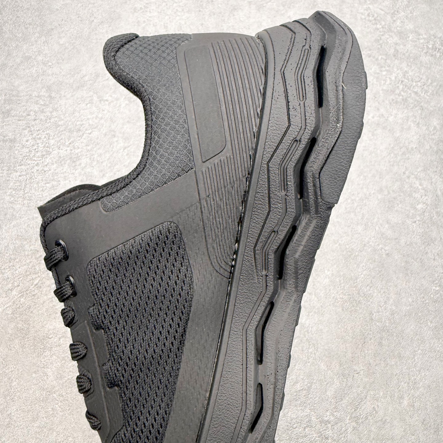 KOLON SPORT 可隆Vibram大底全黑户外徒步登山鞋产品概述本款为可隆户外系列低帮专业徒步鞋，