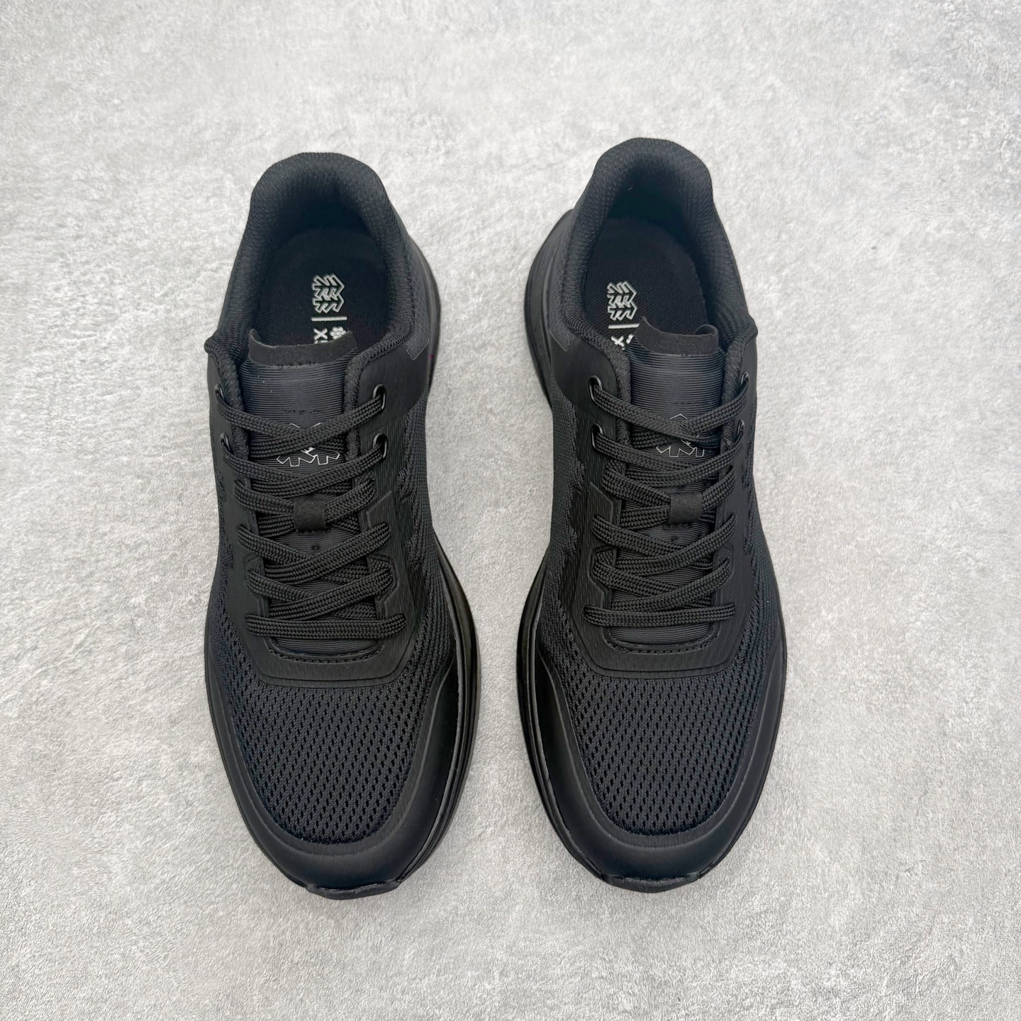 KOLON SPORT 可隆Vibram大底全黑户外徒步登山鞋产品概述本款为可隆户外系列低帮专业徒步鞋，
