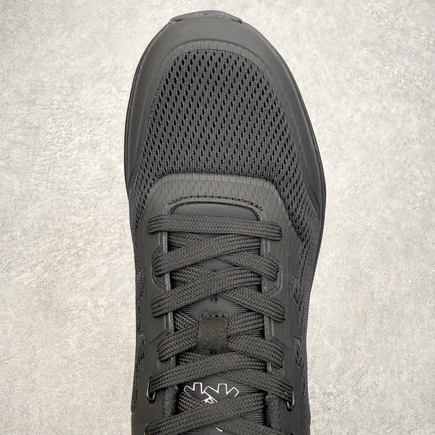 KOLON SPORT 可隆Vibram大底全黑户外徒步登山鞋产品概述本款为可隆户外系列低帮专业徒步鞋，