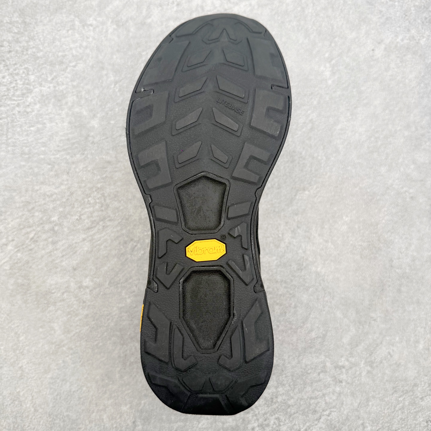 KOLON SPORT 可隆Vibram大底全黑户外徒步登山鞋产品概述本款为可隆户外系列低帮专业徒步鞋，