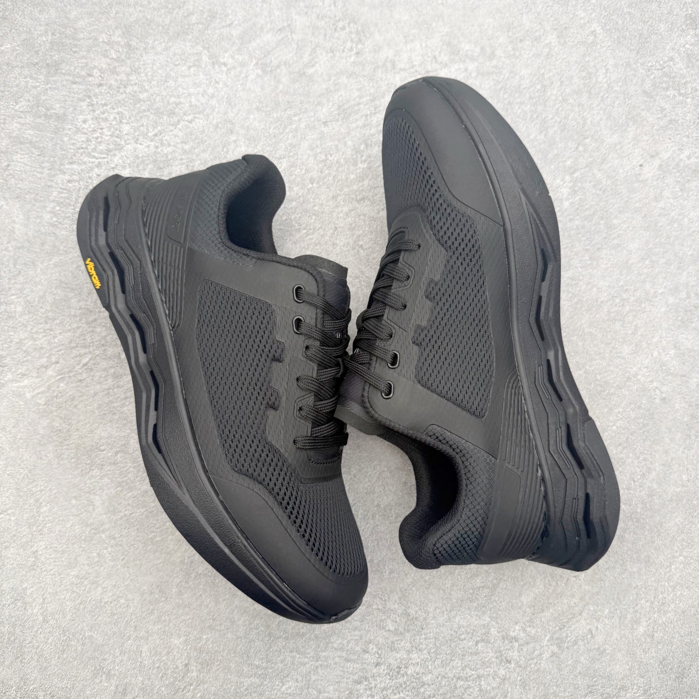KOLON SPORT 可隆Vibram大底全黑户外徒步登山鞋产品概述本款为可隆户外系列低帮专业徒步鞋，