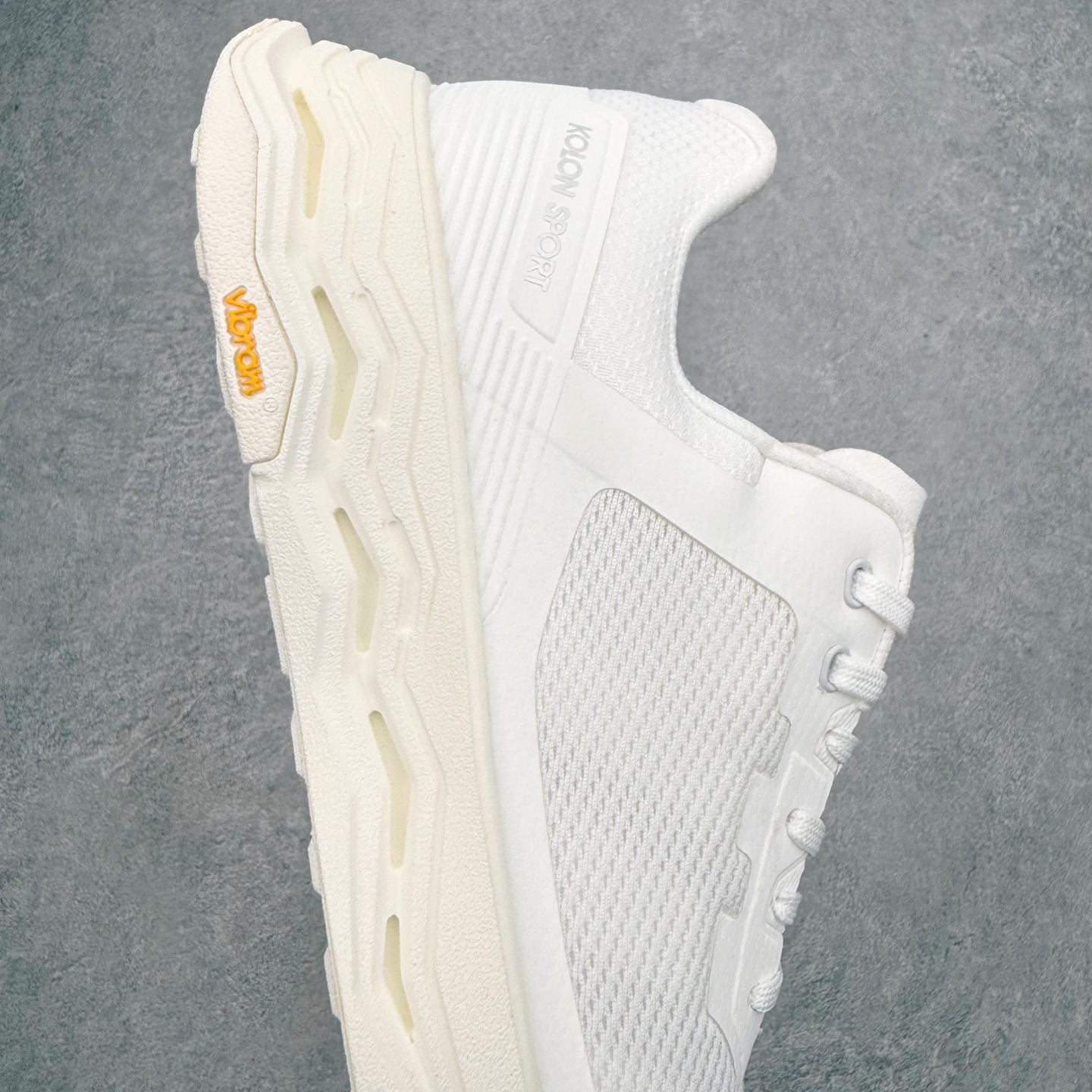 KOLON SPORT 可隆Vibram大底全黑户外徒步登山鞋产品概述本款为可隆户外系列低帮专业徒步鞋，