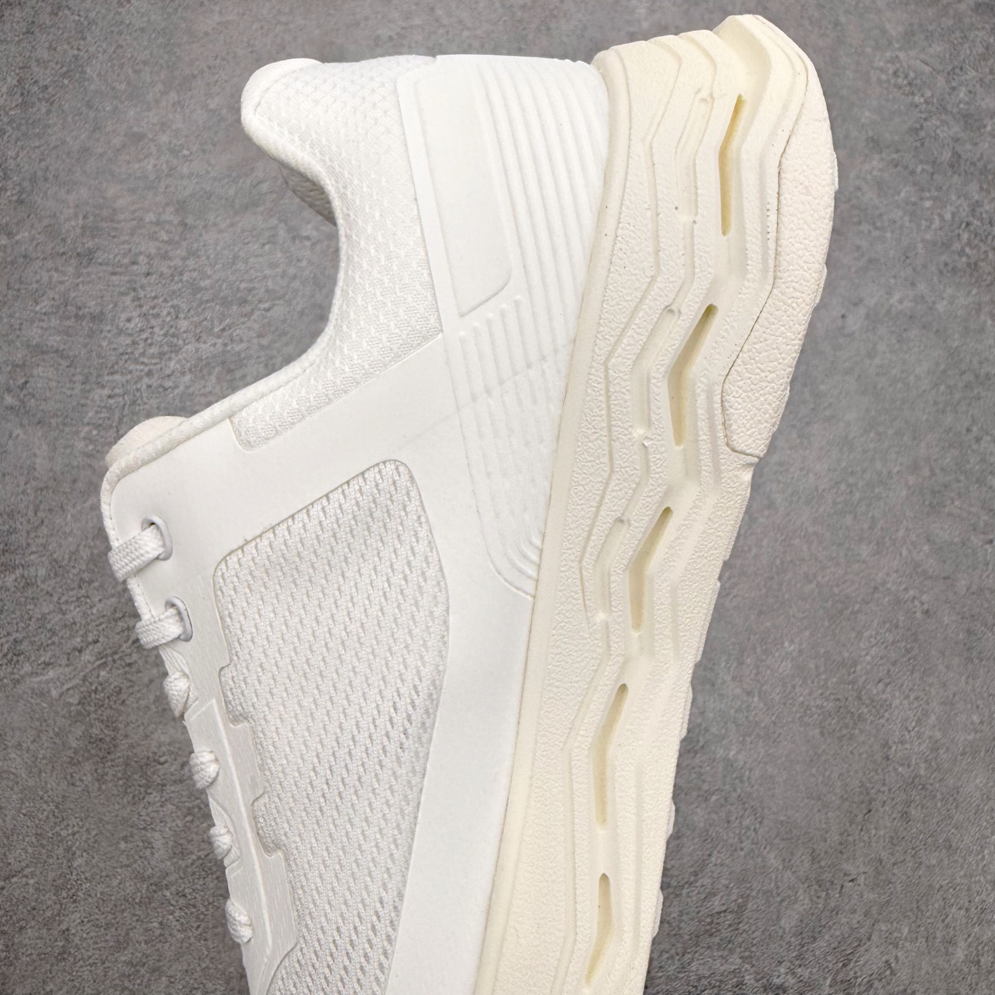 KOLON SPORT 可隆Vibram大底全黑户外徒步登山鞋产品概述本款为可隆户外系列低帮专业徒步鞋，