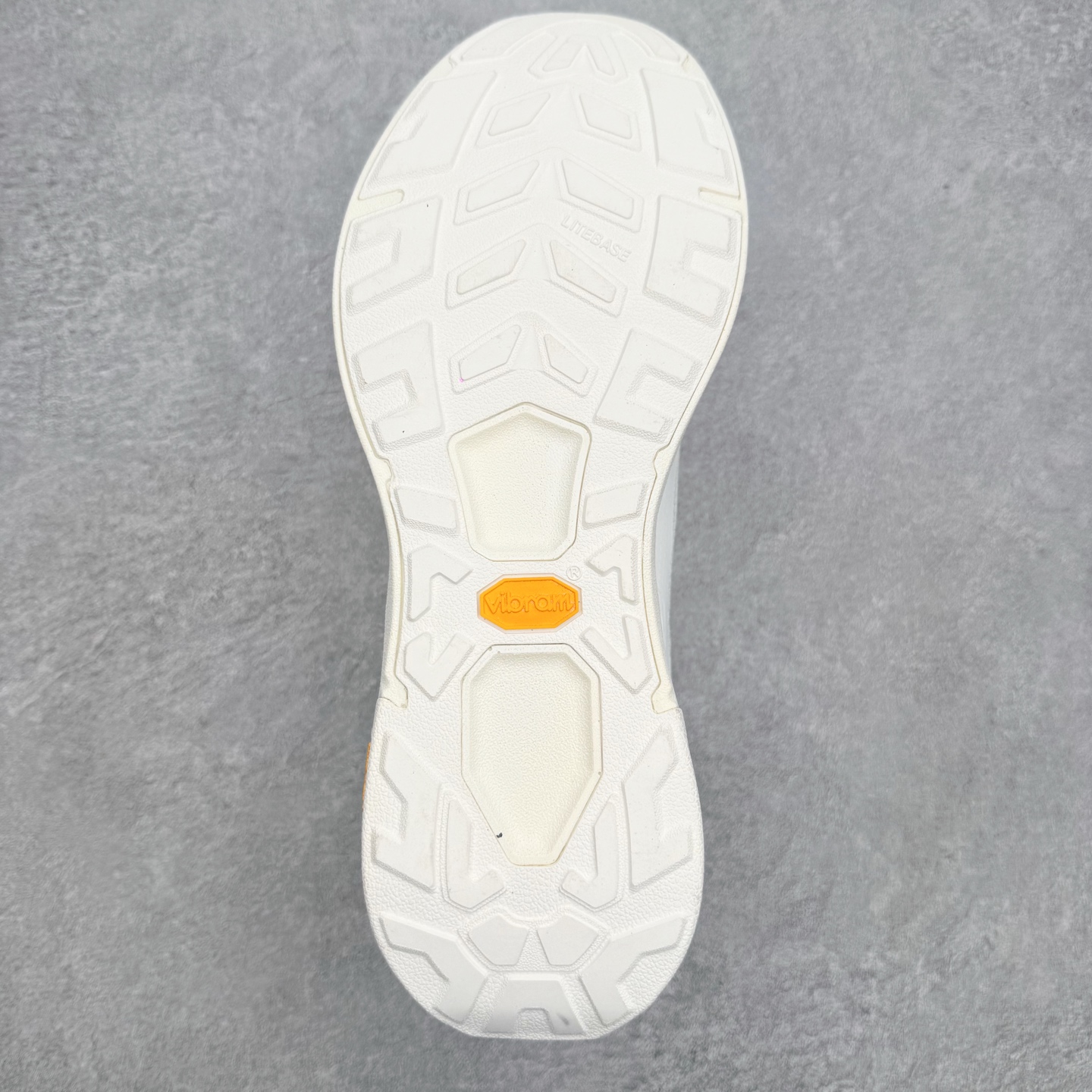 KOLON SPORT 可隆Vibram大底全黑户外徒步登山鞋产品概述本款为可隆户外系列低帮专业徒步鞋，