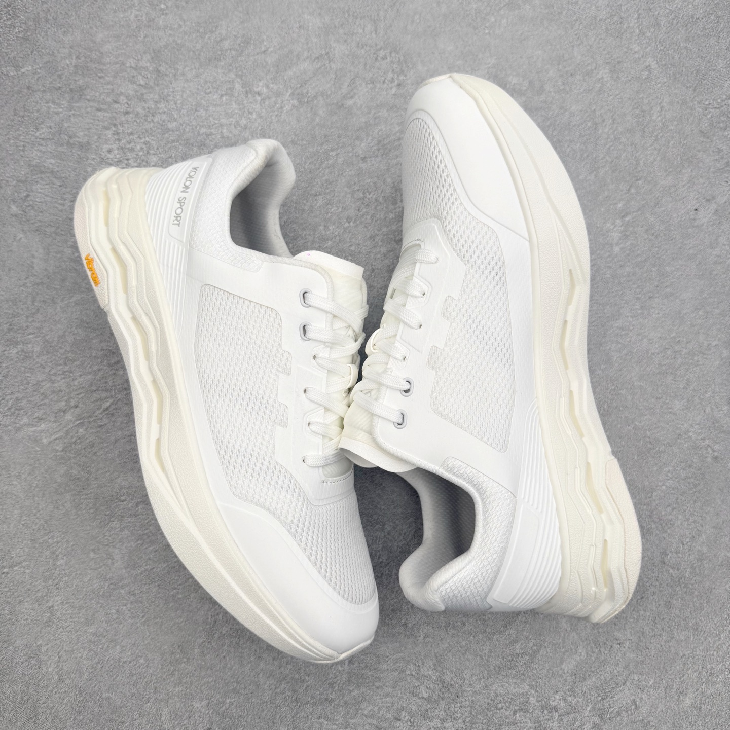 KOLON SPORT 可隆Vibram大底全黑户外徒步登山鞋产品概述本款为可隆户外系列低帮专业徒步鞋，