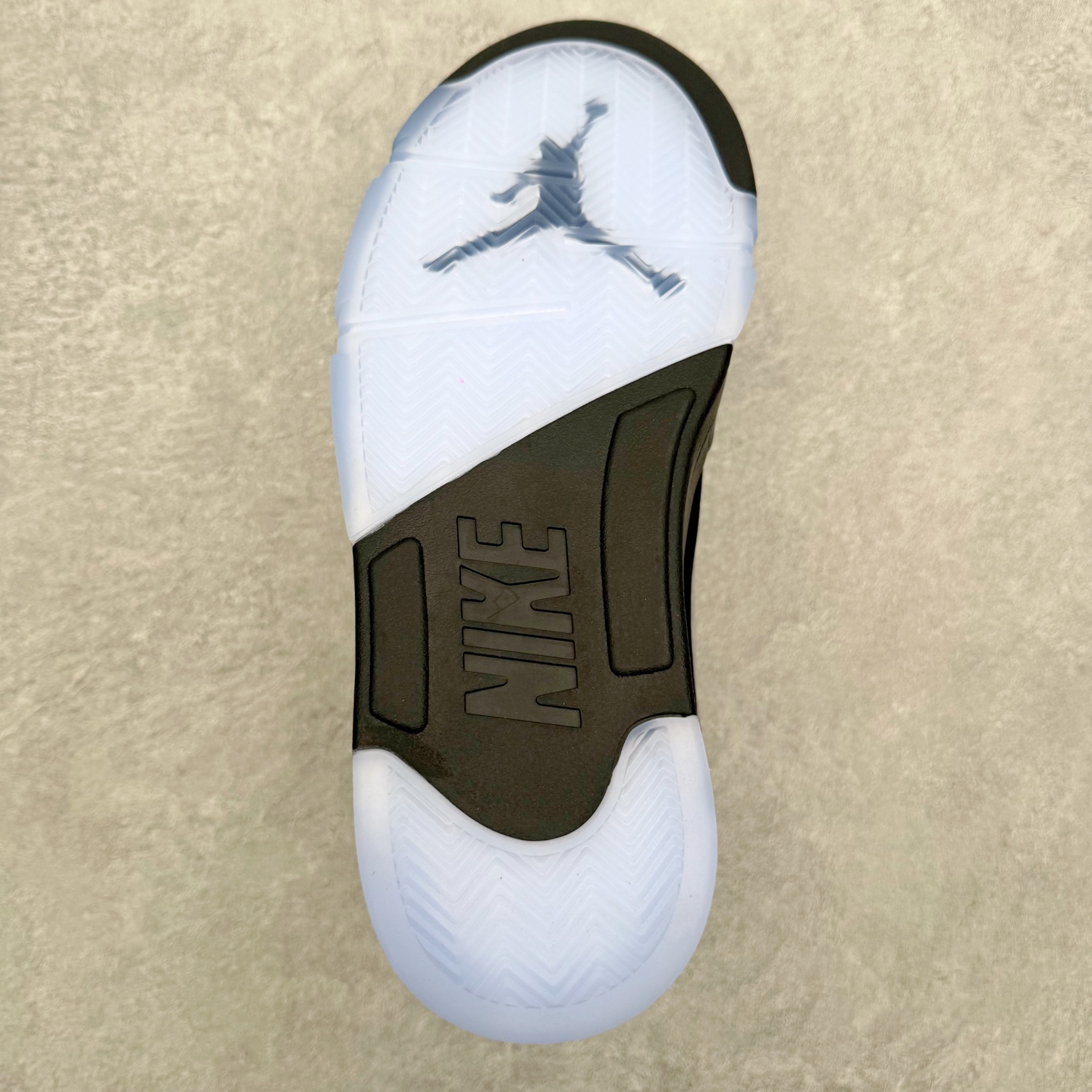 Air Jordan AJ5 “Black Metallic Reimagined” 黑银 HF3975