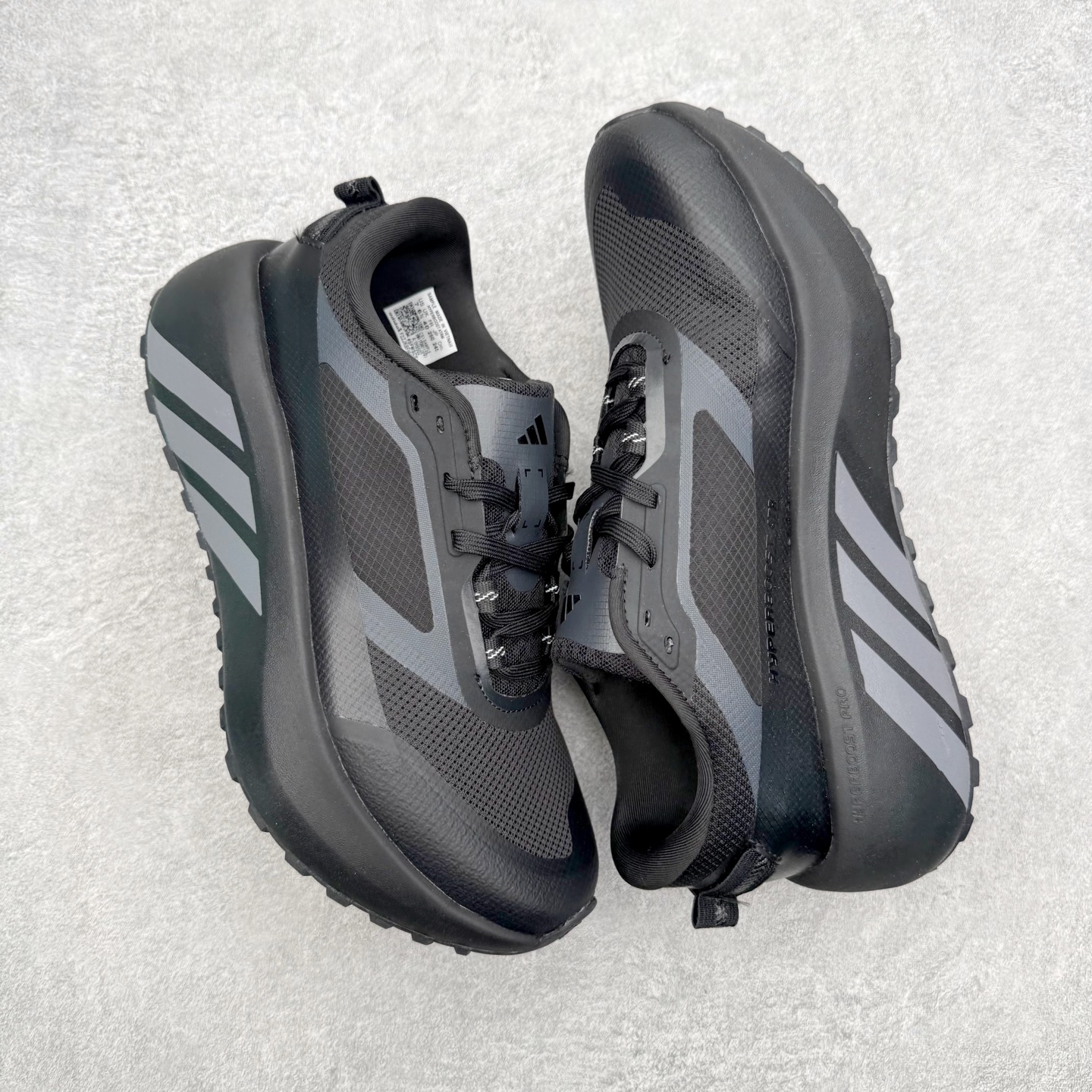 AD Hyperboost Edge 爆米花缓震舒适贴合跑步鞋 在 BOOST 之前冠以了 “HYPER