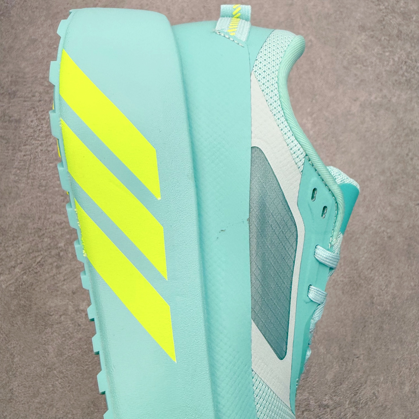 AD Hyperboost Edge 爆米花缓震舒适贴合跑步鞋 在 BOOST 之前冠以了 “HYPER AD Hyperboost Edge 爆米花缓震舒适贴合跑步鞋 在 BOOST 之前冠以了 “HYPER