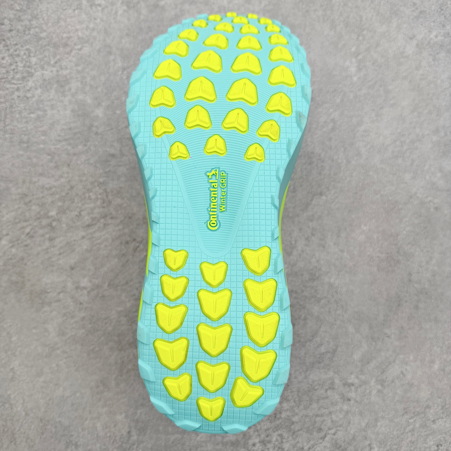 AD Hyperboost Edge 爆米花缓震舒适贴合跑步鞋 在 BOOST 之前冠以了 “HYPER AD Hyperboost Edge 爆米花缓震舒适贴合跑步鞋 在 BOOST 之前冠以了 “HYPER