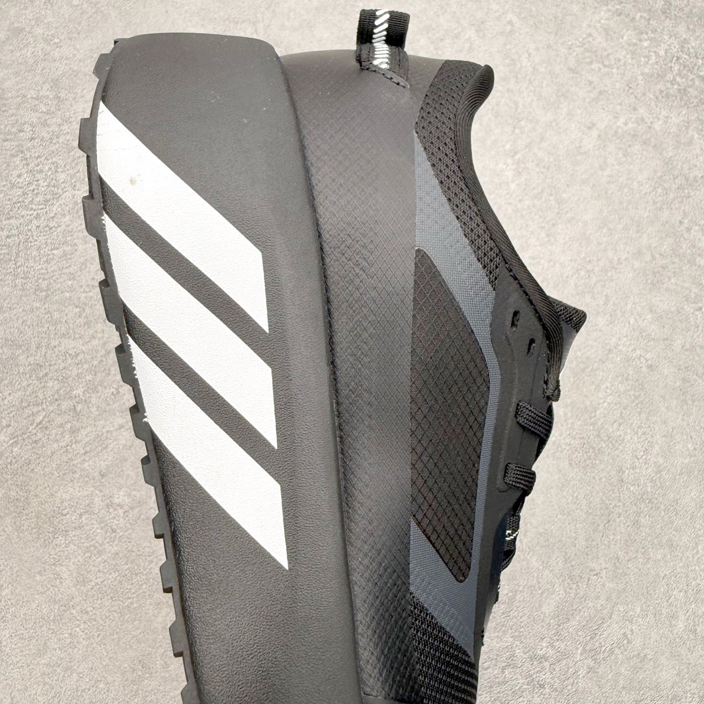 AD Hyperboost Edge 爆米花缓震舒适贴合跑步鞋 在 BOOST 之前冠以了 “HYPER AD Hyperboost Edge 爆米花缓震舒适贴合跑步鞋 在 BOOST 之前冠以了 “HYPER