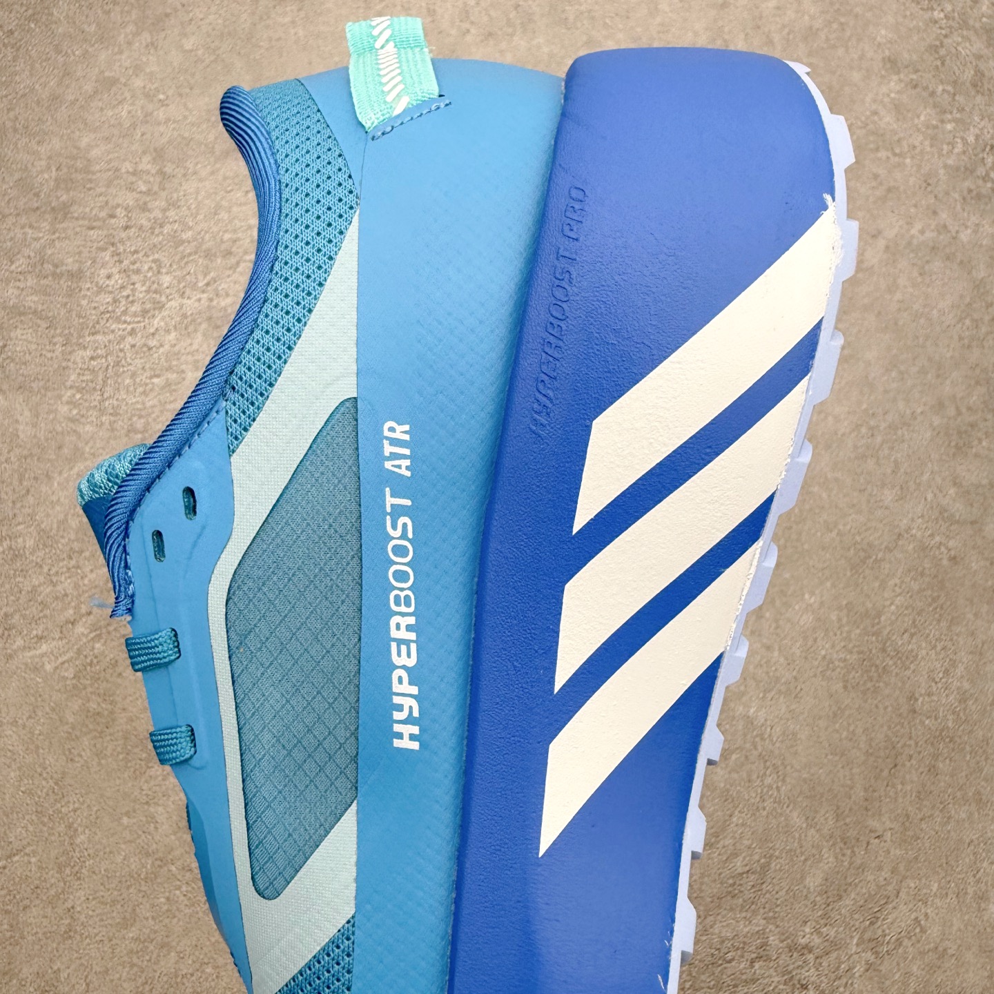 AD Hyperboost Edge 爆米花缓震舒适贴合跑步鞋 在 BOOST 之前冠以了 “HYPER