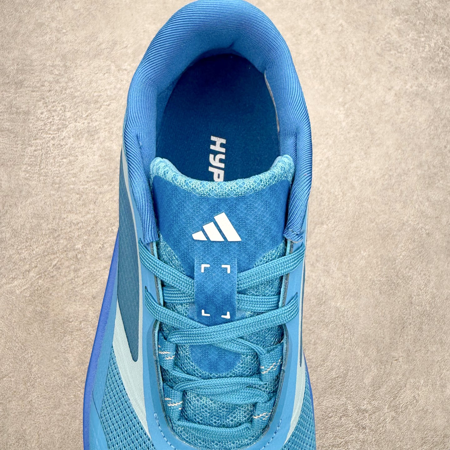 AD Hyperboost Edge 爆米花缓震舒适贴合跑步鞋 在 BOOST 之前冠以了 “HYPER