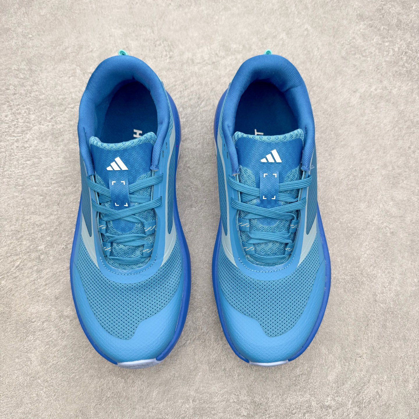 AD Hyperboost Edge 爆米花缓震舒适贴合跑步鞋 在 BOOST 之前冠以了 “HYPER