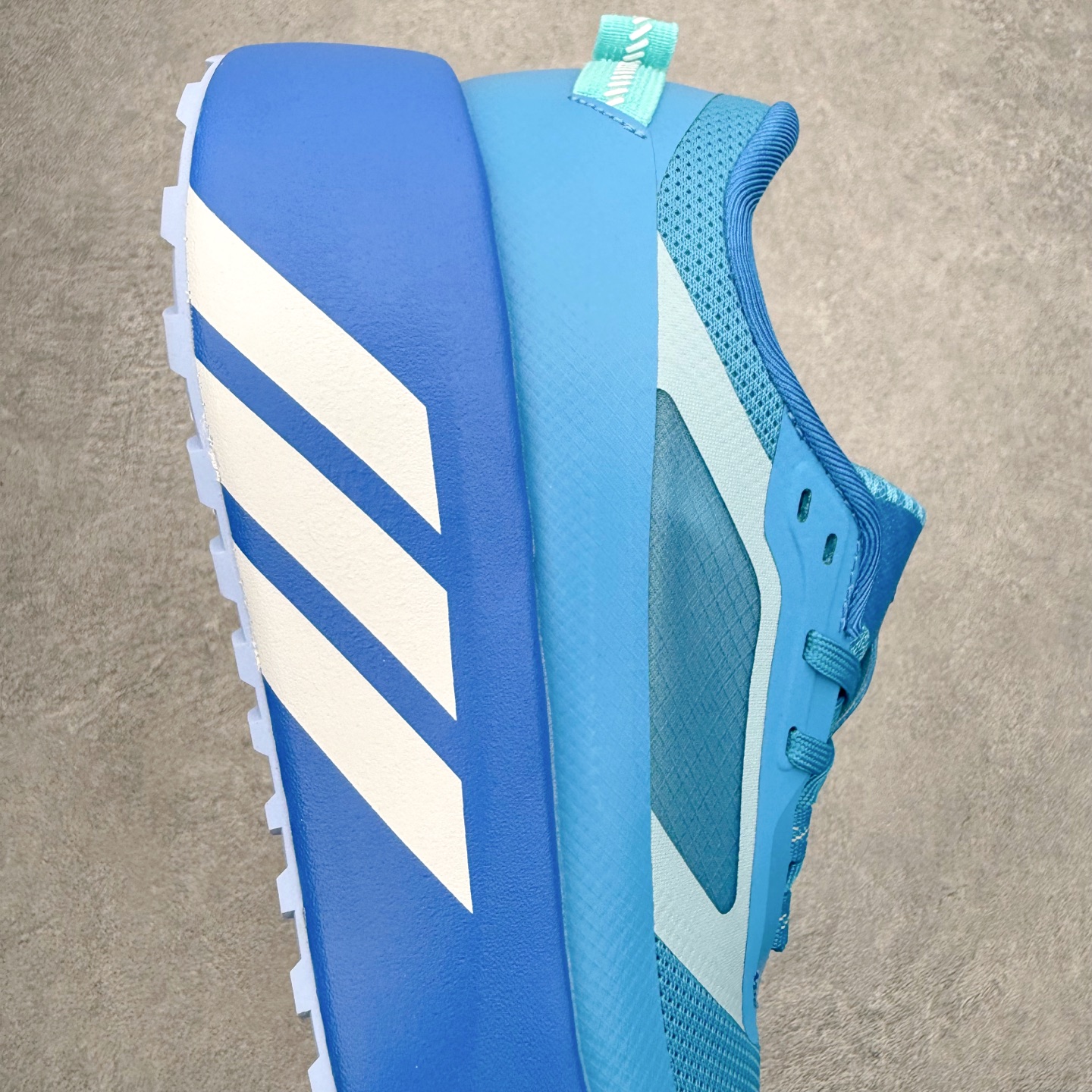 AD Hyperboost Edge 爆米花缓震舒适贴合跑步鞋 在 BOOST 之前冠以了 “HYPER