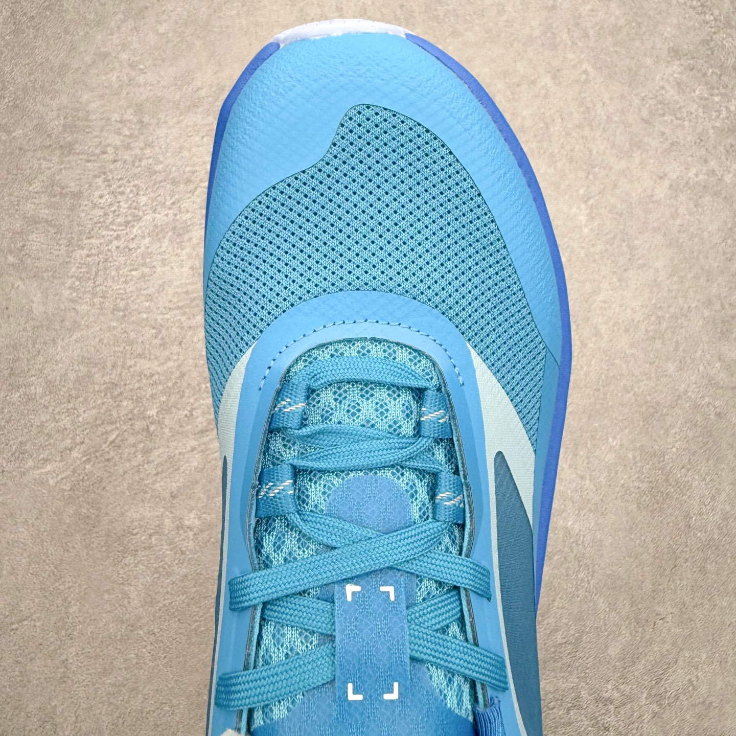 AD Hyperboost Edge 爆米花缓震舒适贴合跑步鞋 在 BOOST 之前冠以了 “HYPER