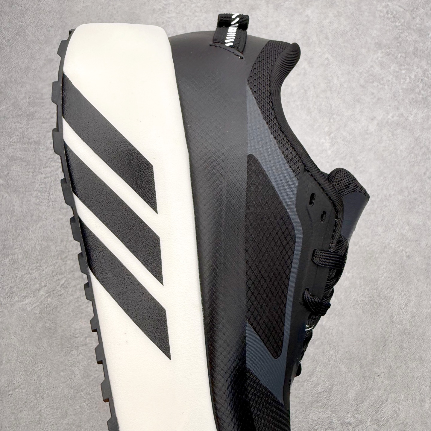AD Hyperboost Edge 爆米花缓震舒适贴合跑步鞋 在 BOOST 之前冠以了 “HYPER AD Hyperboost Edge 爆米花缓震舒适贴合跑步鞋 在 BOOST 之前冠以了 “HYPER