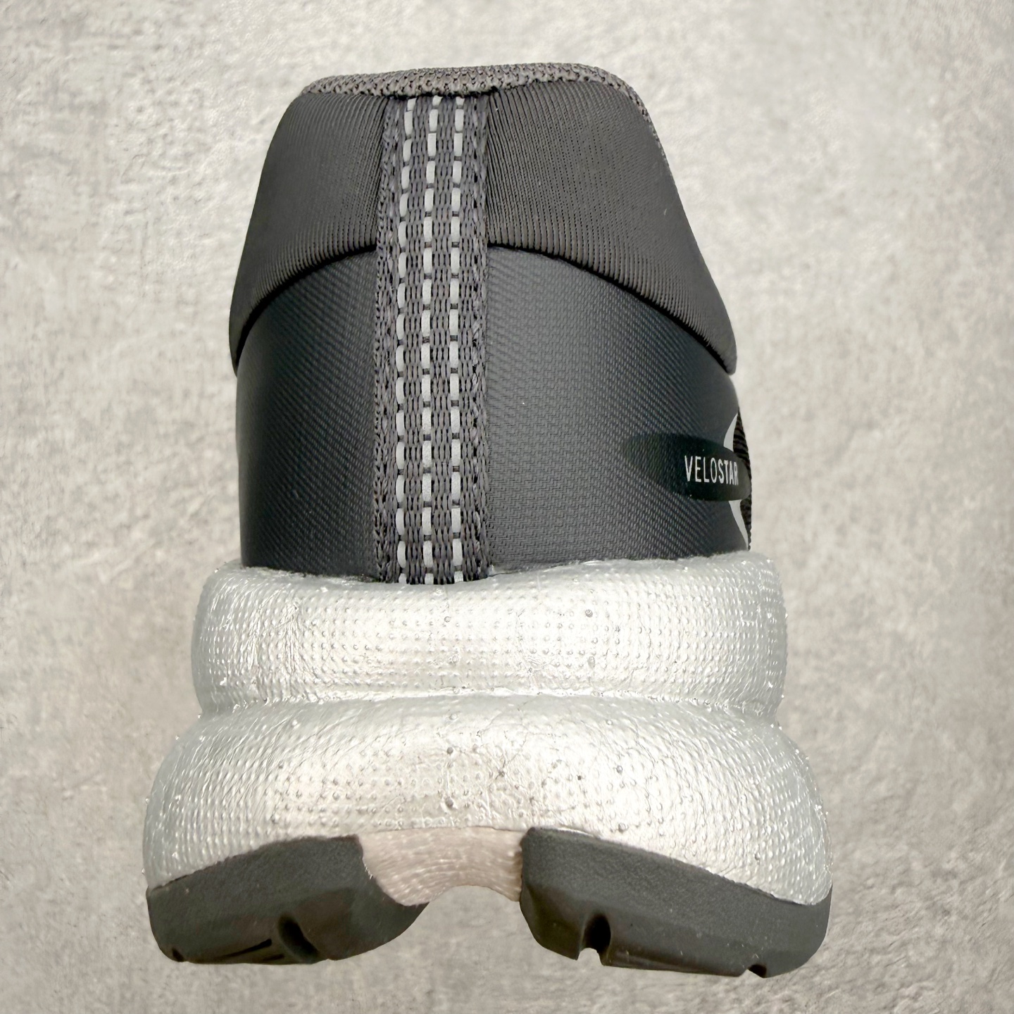 #RS纯原 AD VELOSTAR Light Boost 中性透气日常训练慢跑鞋|灰黑 KH6046 产品概述 定位日 #RS纯原 AD VELOSTAR Light Boost 中性透气日常训练慢跑鞋|灰黑 KH6046 产品概述 定位日