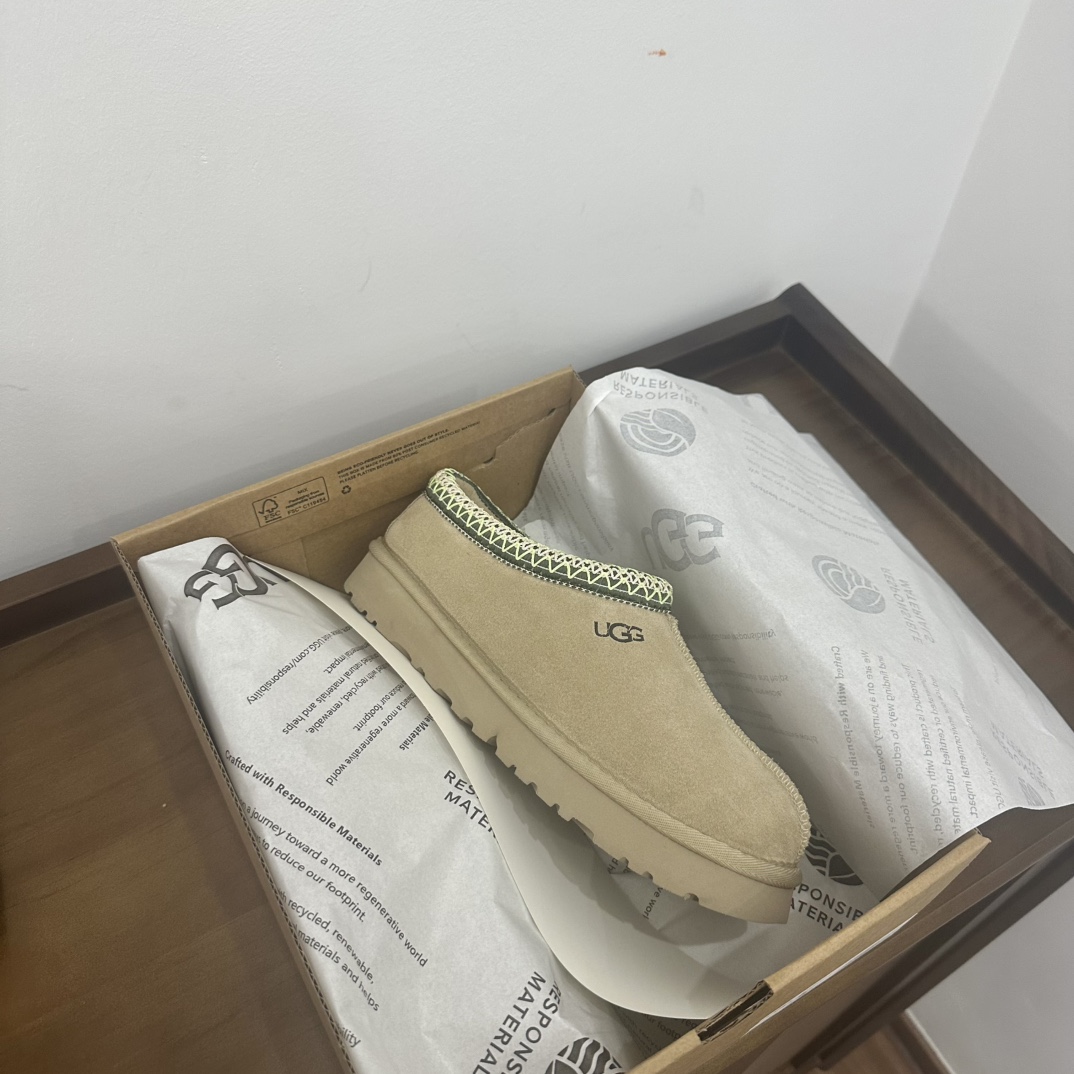 NO:547106,New stock, super fashionable and new colors Tasman's design is simple and practical. The upper is made of soft suede leather, and the inner part is fluffy wool. It feels like stepping on the clouds when worn on the feet, warm and comfortable. Its unique embroidery elements add a bit of recognition to the shoe style and show the beauty of details in a low-key manner. Inner & Insole | Australian Merino Wool, natural constant temperature, breathable and warm Outsole | 2.5cm lightweight EVA anti-slip flat sole, shock-cushioning and wear-resistant, and lighter walking Color Antelope Zongzi, sand color Shoe size 35-40, semi-torque fur shoes19860909上新现货 超洋气新色 Tasman的设计简约又实用,鞋面选用柔软的绒面皮革材质,内里则是毛绒绒的羊毛,穿在脚上仿佛踩在云端,温暖又舒适.其独特的刺绣元素,为鞋款增添了几分辨识度,于低调之中彰显细节之美. 内里 & 鞋垫| 澳洲美利奴羊毛,天然恒温、透气保暖 外底|2.5cm轻量EVA防滑平底,缓震耐磨,行走更轻盈 颜色羚羊粽、沙色 鞋码35-40,半拖毛毛鞋,Women's Shoes