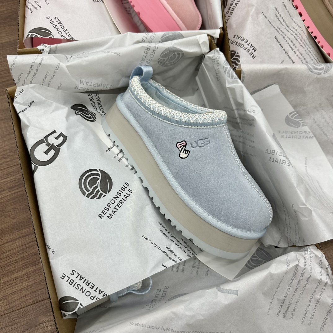 NO:547018,The new spot-based national style, Valentine's Day limited model, Tazz limited model, thick-soled design, the savior of the small one!  Neri Australian Merino Wool Details are completely 1:1. Wear it in seconds and becomes long legs, making you look taller and slimmer, and you can easily grasp the fashionable feeling. Three colors are in stock~ size35-41, semi-dragged fur shoes19860909上新现货比心民族风 情人节限定款 tazz限定款比心厚底设计,小个子的救星！ 内里澳洲美利奴羊毛 细节完全1:1 穿上秒变大长腿,显高又显瘦,轻松拿捏时髦感 三色上新现货～ size35-41,半拖毛毛鞋,Women's Shoes