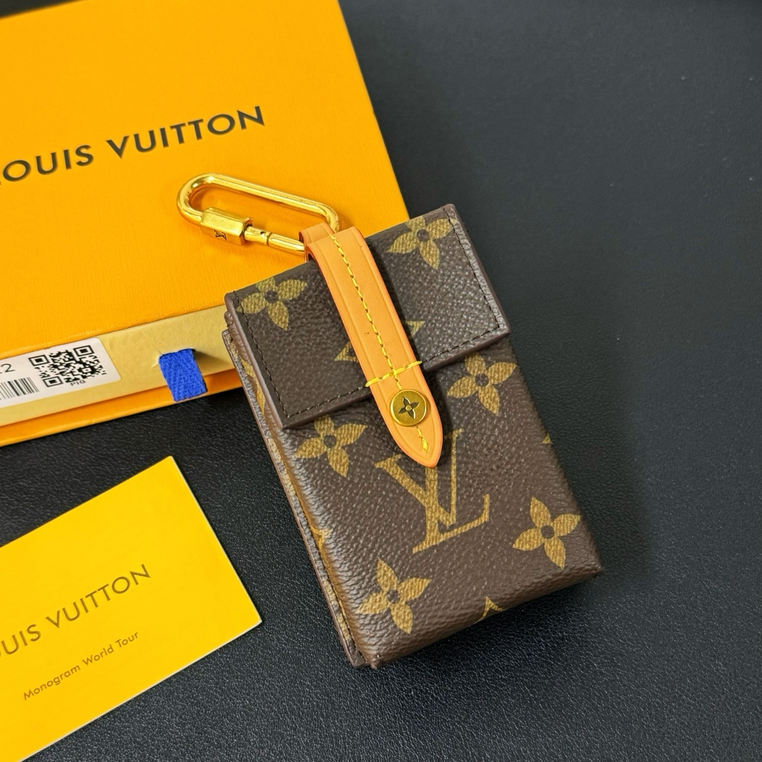 NO:617112,New Louis Vuitton Louis Vuitton LV vintage series cigarette case pendant. It can hold headphones, change, car keys, cigarettes and other small items. It is an exquisite replica of Louis Vuitton's popular handbag and can be used as a gift. With the help of precision craftsmanship, it faithfully restores the details of the original handbag, including Monogram canvas and the iconic IV Circle logo. In addition, open the functional zipper puller to store wireless headphones.,,louis  vuitton,louis vuitton,louis vuitton19860909新品 Louis Vuitton 路易威登lv中古系列烟盒挂件挂饰 可放耳机 零钱 车钥匙 香烟等小物件 以玲珑之姿复刻路易威登备受青睐的手袋之可作赠礼佳选.借助精密工艺,它忠实还原了原版手袋的细节,包括 Monogram 帆布和标志性的IV Circle 标识.此外,拉开功能性拉链头,可将无线耳机存放其中.,,louis vuitton,louis vuitton,louis vuitton,accessory