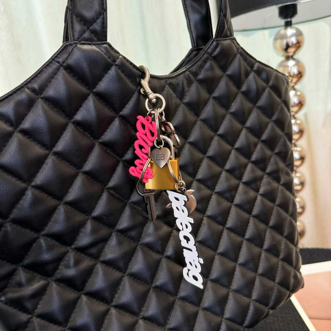 ❤️
Balenciaga巴黎世家Rodeo小挂件钥匙扣~也太潮潮潮啦
穿搭有了小挂件的点缀才显得更加，