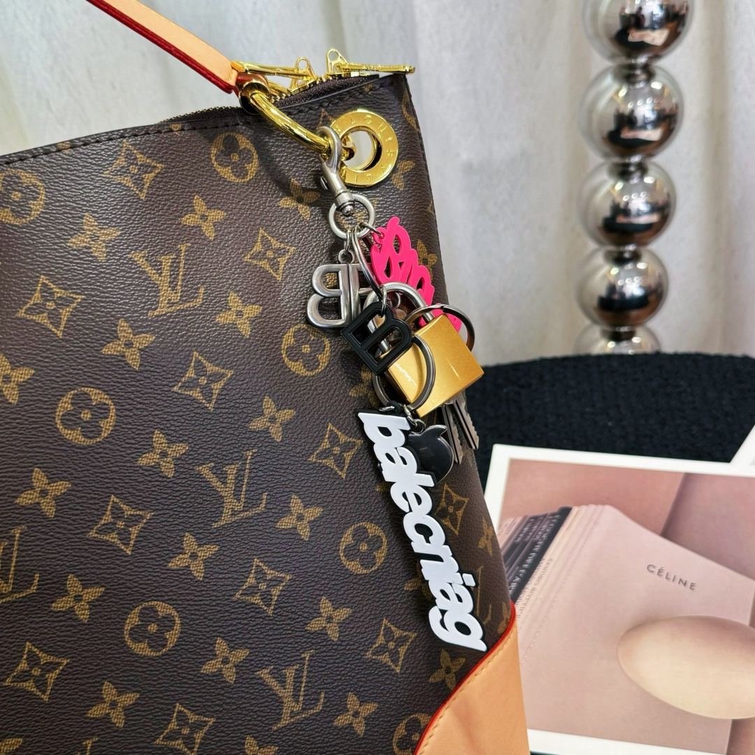❤️
Balenciaga巴黎世家Rodeo小挂件钥匙扣~也太潮潮潮啦
穿搭有了小挂件的点缀才显得更加，