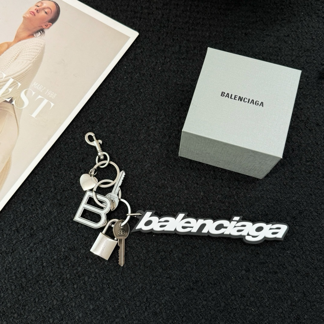 ❤️
Balenciaga巴黎世家Rodeo小挂件钥匙扣~也太潮潮潮啦
穿搭有了小挂件的点缀才显得更加，