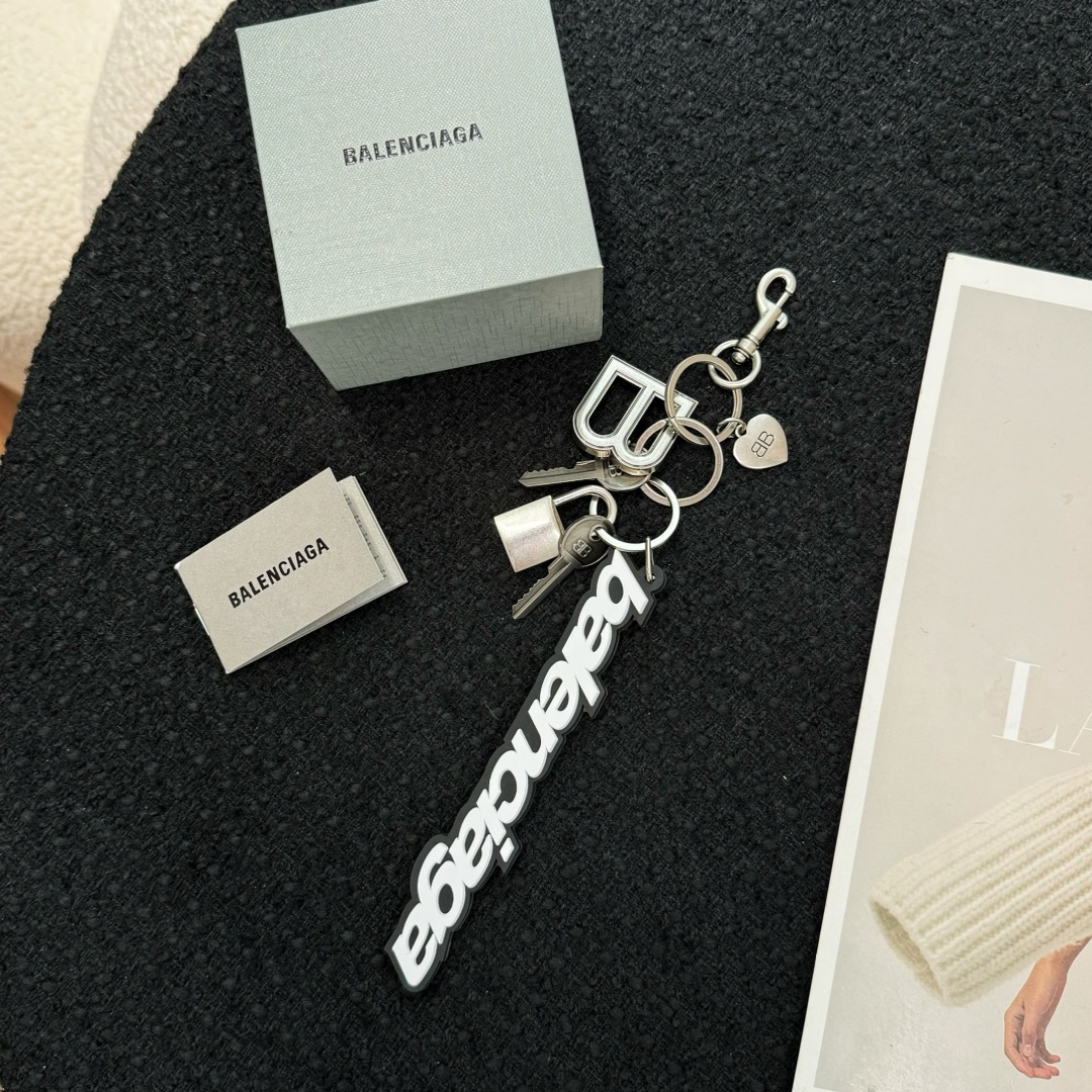 ❤️
Balenciaga巴黎世家Rodeo小挂件钥匙扣~也太潮潮潮啦
穿搭有了小挂件的点缀才显得更加，