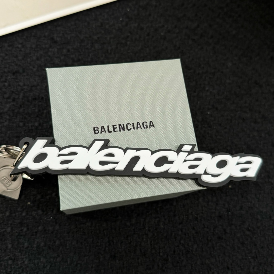 ❤️
Balenciaga巴黎世家Rodeo小挂件钥匙扣~也太潮潮潮啦
穿搭有了小挂件的点缀才显得更加，