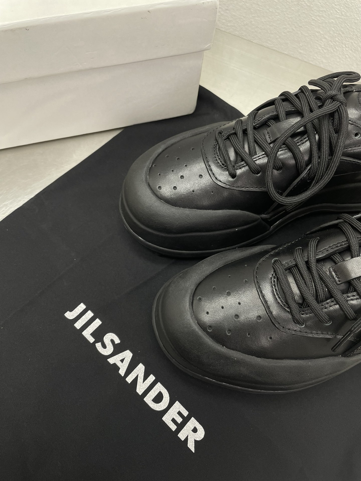 Thick Bottom Sneakers by Jill Sanders: Exclusive Design with High-Quality Fabric and French Style - 图片 1