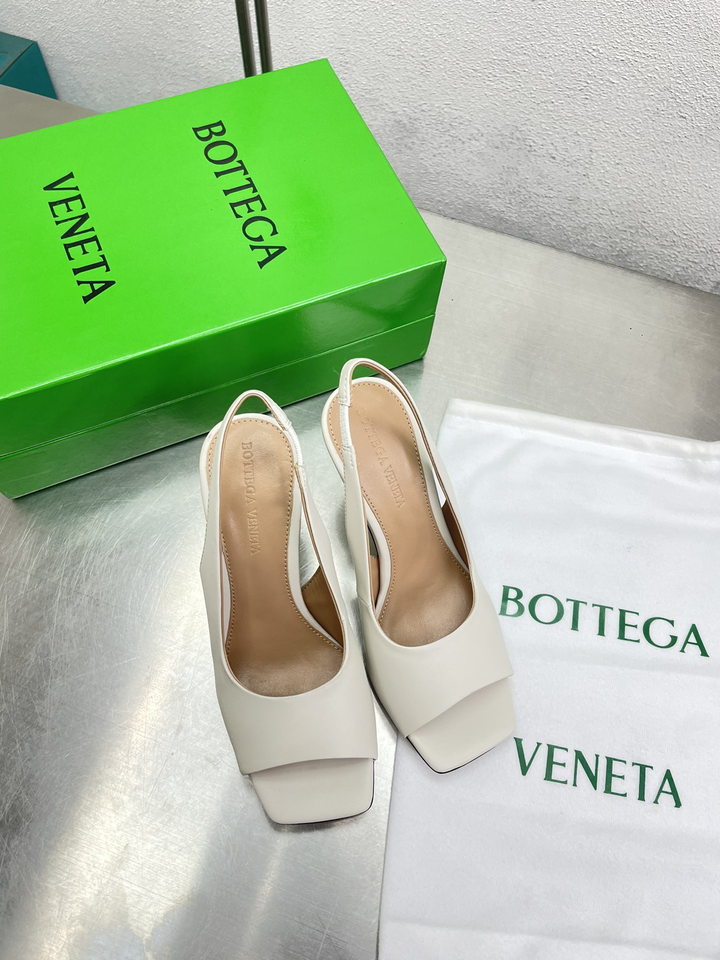 Bottega Veneta Chaussures Sandales Pantoufles Couleur beige Blanc Genuine Leather Peau de mouton