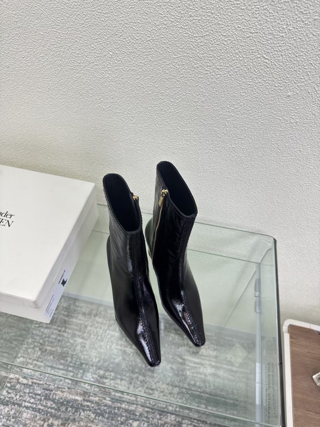 NO:459614,McQueen Black and Gold Match Eternal Classic Super Lusi same style boots Black Fashionable street-fried legs Metal hardware zipper High-quality choice Fabric choice Calfskin Inner Sheepskin Special heel Type with unique hardware buckles Clear logo Italian leather sole Painted brown High-end Size 35 36 37 38 39 40 41 (40 41 Customized products), boots, alexander mcqueen, boots, cowhide, sheepskin, Leather soles19860909麦昆 黑金配 永恒的经典 超 的露思同款靴 黑色 时髦炸街显腿细 金属五金拉链 高货选择 面料选用小牛皮 内里羊皮里 特殊跟型 搭配别致五金扣 logo清晰 意大利真皮大底 烤漆棕色 高端 码数 35 36 37 38 39 40 41（40 41定制产品）,靴子,alexander mcqueen,boots,cowhide,sheepskin,Leather soles,Women's Shoes